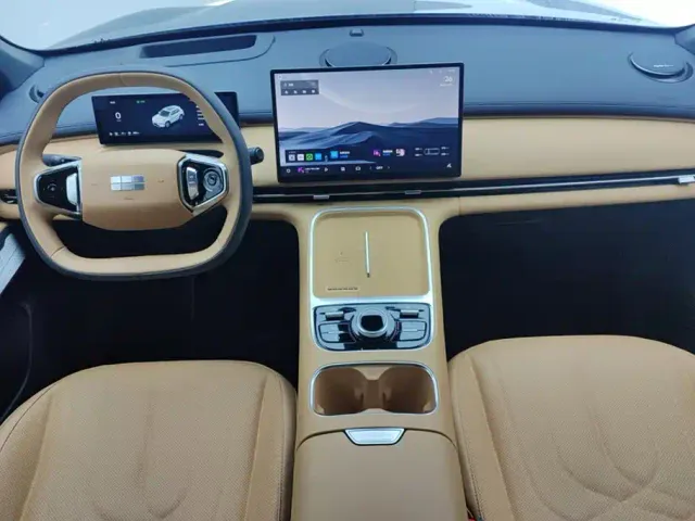 Geely Galaxy Starship 7 EM-i — Фото автомобиля 12