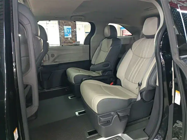 Toyota Sienna — Фото автомобиля 16
