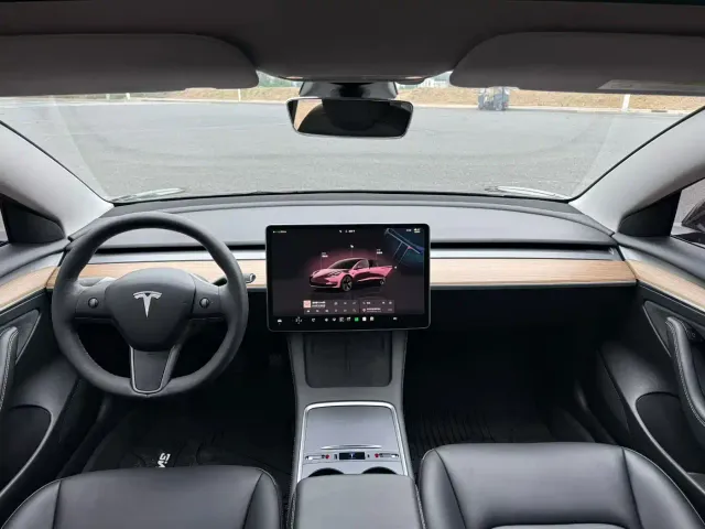 Tesla Model 3 — Фото автомобиля 5