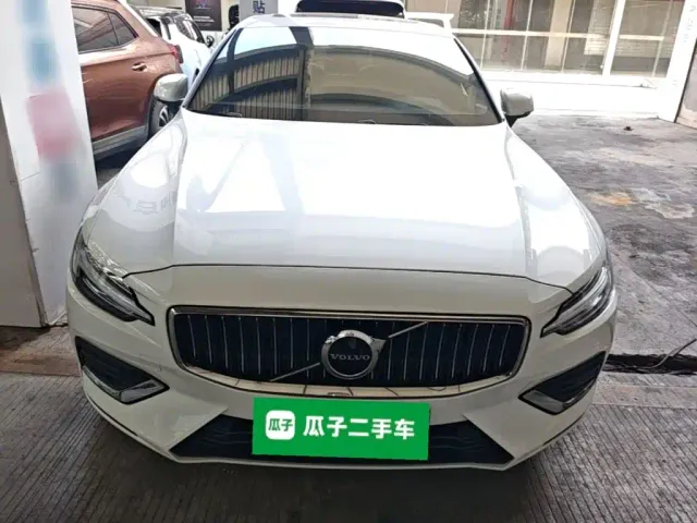 Volvo S60 — Фото автомобиля 2