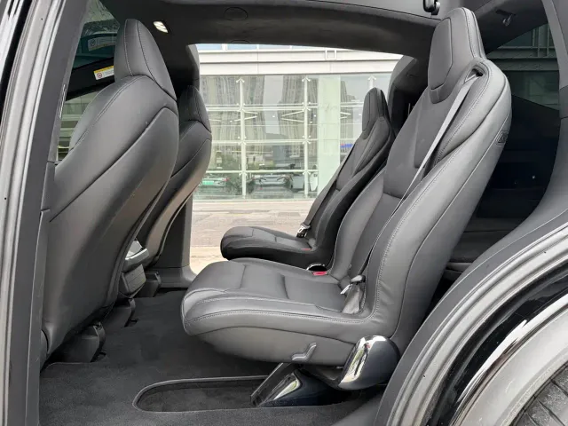 Tesla Model X — Фото автомобиля 11