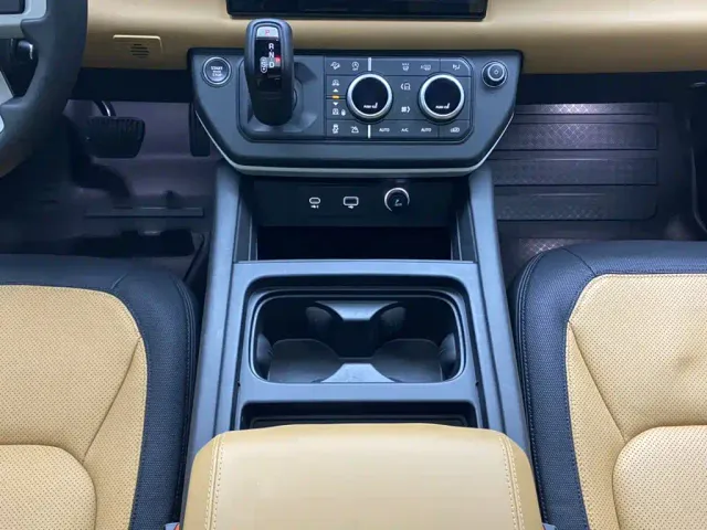 Land Rover Defender — Фото автомобиля 21