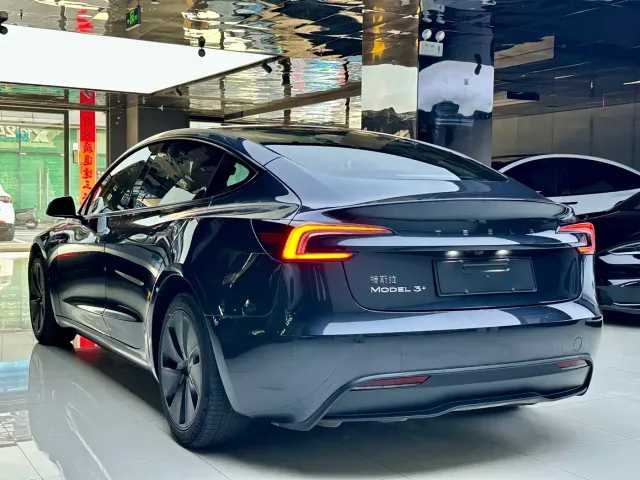 Tesla Model 3 — Фото автомобиля 13