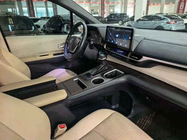 Toyota Sienna — Фото автомобиля 18