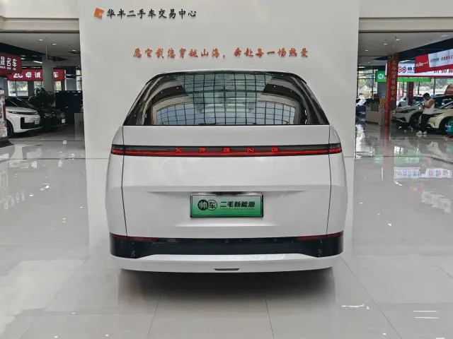Xpeng X9 — Фото автомобиля 7