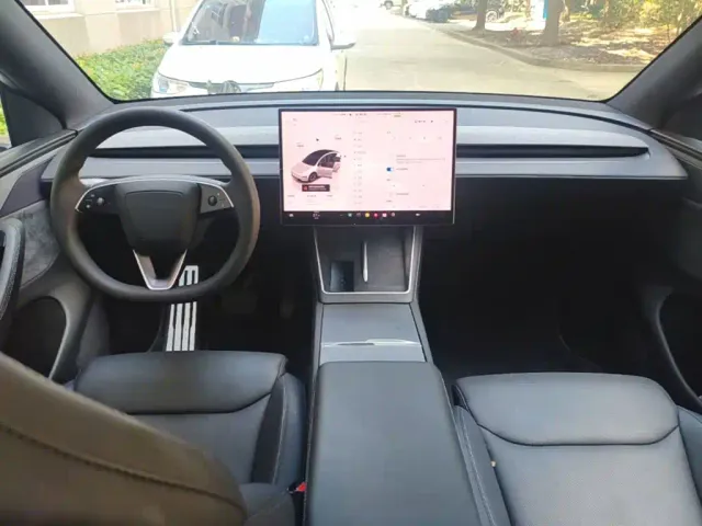 Tesla Model Y L — Фото автомобиля 9