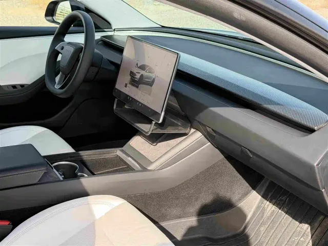Tesla Model 3 — Фото автомобиля 12
