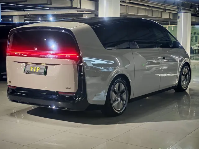 Li Auto MEGA — Фото автомобиля 4