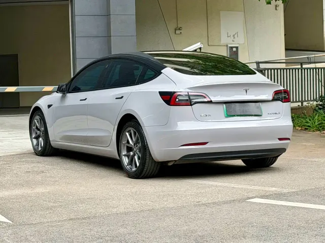 Tesla Model 3 — Фото автомобиля 6