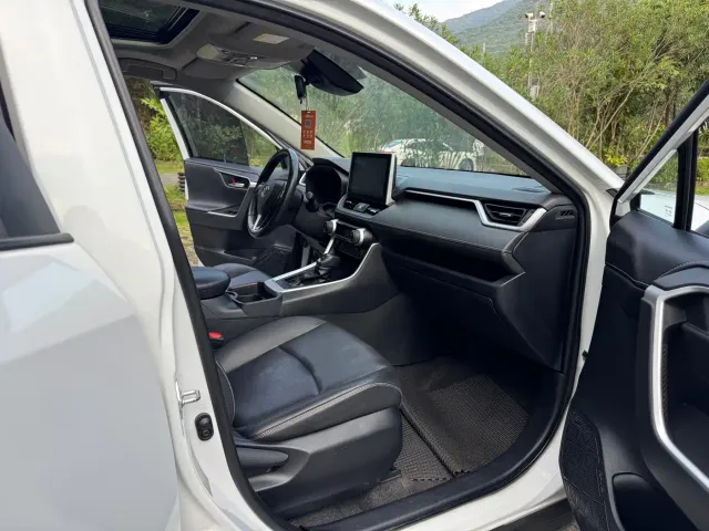 Toyota RAV4 — Фото автомобиля 15