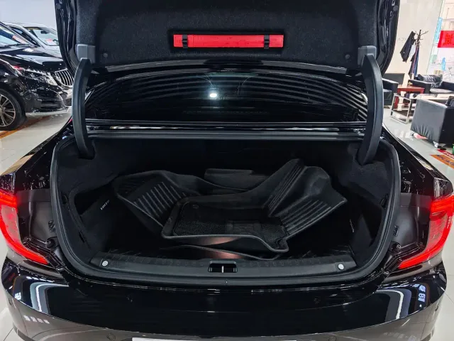 Volvo S90 — Фото автомобиля 11