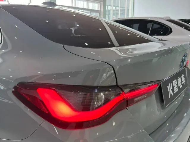 BMW i4 — Фото автомобиля 11