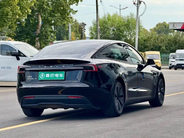Tesla Model 3 — Фото автомобиля 8