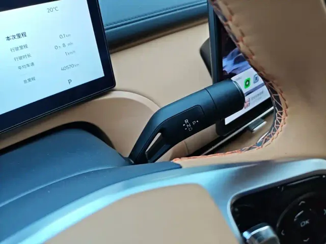Geely Galaxy Starship 7 EM-i — Фото автомобиля 13