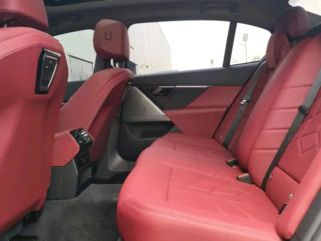 BMW i5 — Фото автомобиля 11