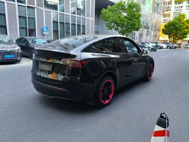 Tesla Model Y — Фото автомобиля 8