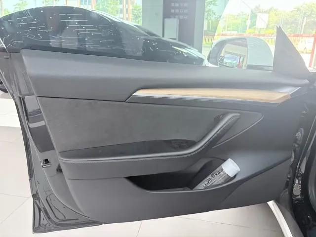 Tesla Model 3 — Фото автомобиля 14