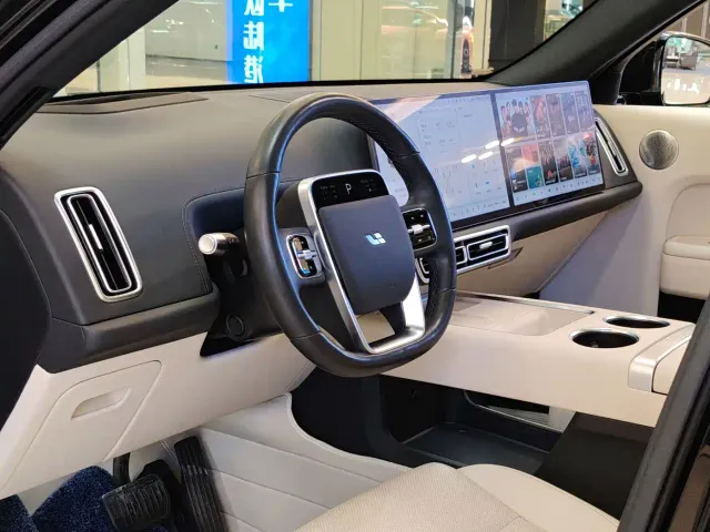 Li Auto L7 — Фото автомобиля 10