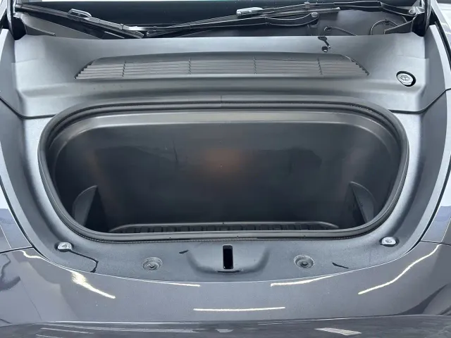 Tesla Model Y — Фото автомобиля 10