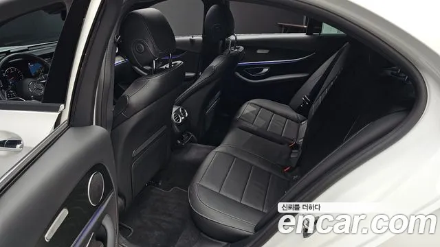 Mercedes-Benz E-Class — Фото автомобиля 12