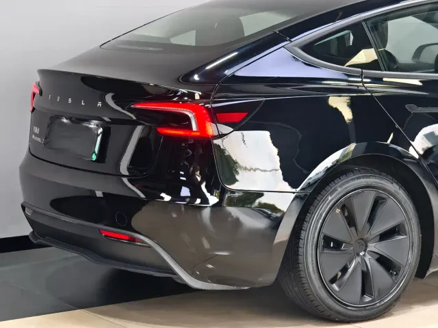Tesla Model 3 — Фото автомобиля 21