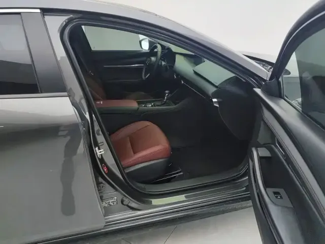 Mazda Axela — Фото автомобиля 8