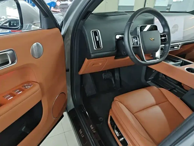 Li Auto L8 — Фото автомобиля 15