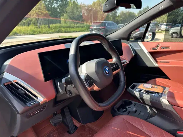 BMW iX M60 — Фото автомобиля 10