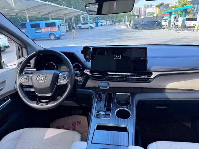 Toyota Sienna — Фото автомобиля 9