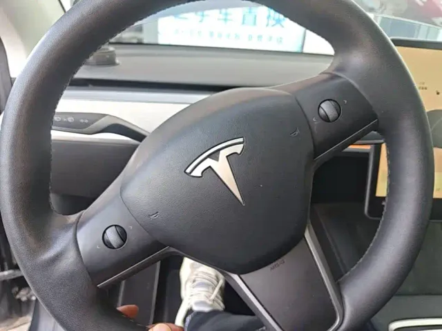 Tesla Model Y — Фото автомобиля 8
