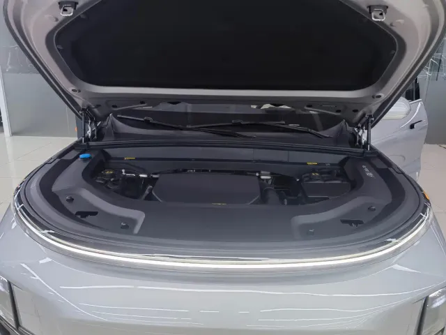 Li Auto L8 — Фото автомобиля 16
