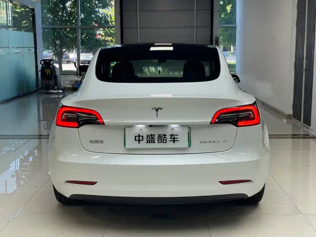Tesla Model 3 — Фото автомобиля 22