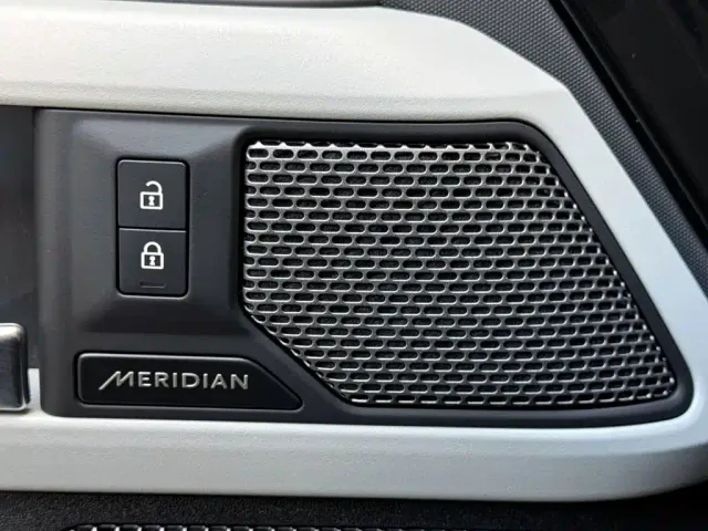 Land Rover Defender — Фото автомобиля 16