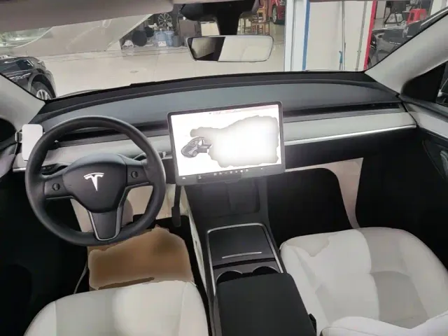 Tesla Model Y — Фото автомобиля 9