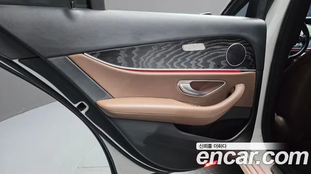 Mercedes-Benz E-Class — Фото автомобиля 24