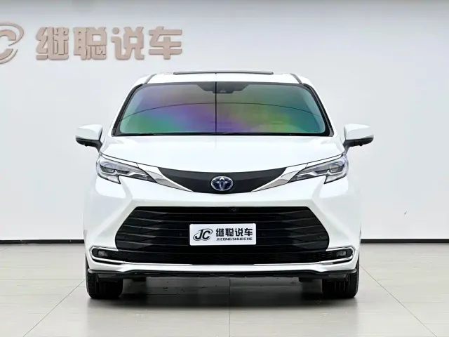Toyota Sienna — Фото автомобиля 2