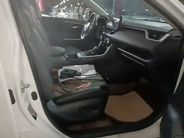 Toyota RAV4 — Фото автомобиля 24
