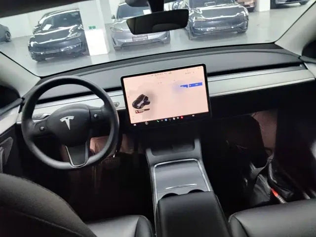 Tesla Model Y — Фото автомобиля 5