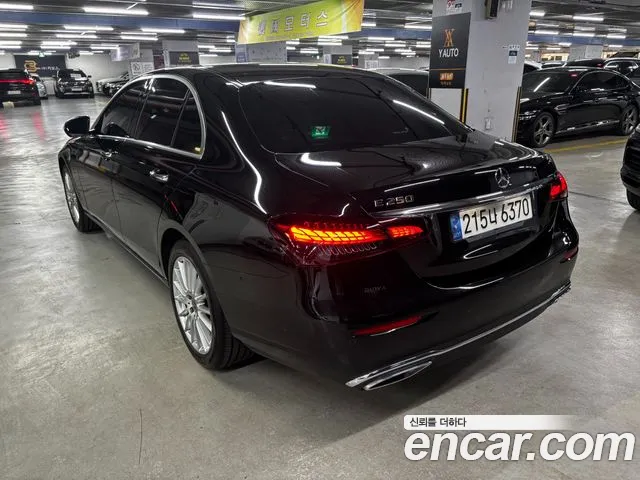 Mercedes-Benz E-Class — Фото автомобиля 2