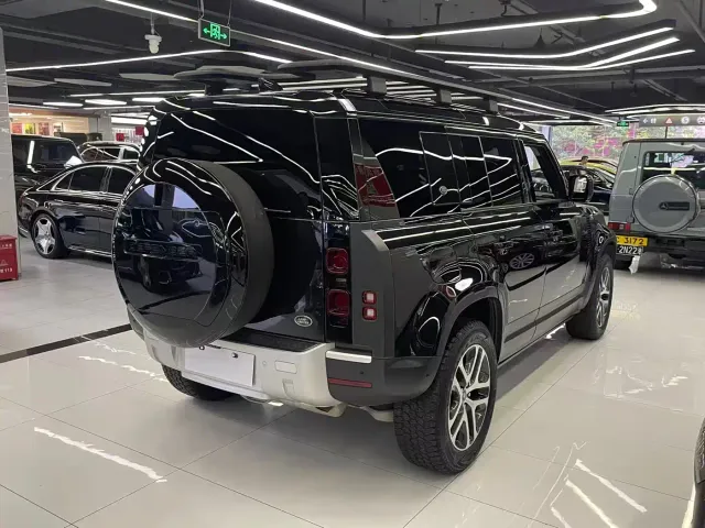 Land Rover Defender — Фото автомобиля 12