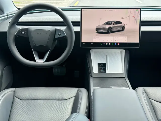 Tesla Model 3 — Фото автомобиля 10