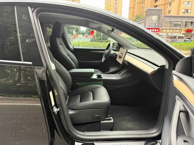 Tesla Model Y — Фото автомобиля 11