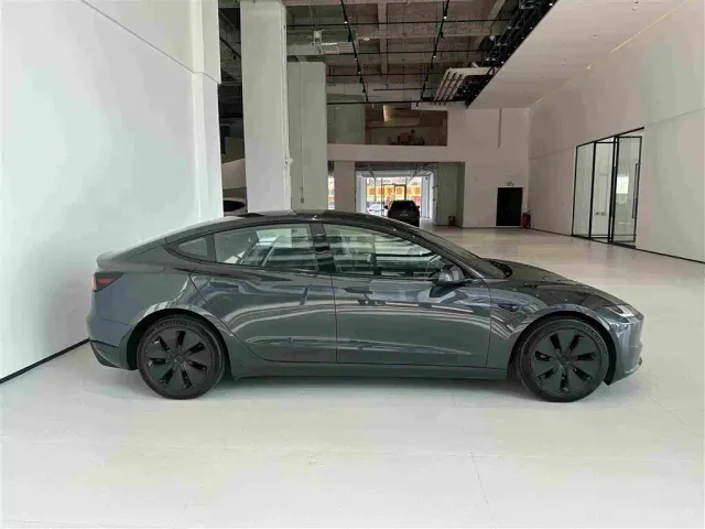 Tesla Model 3 — Фото автомобиля 4