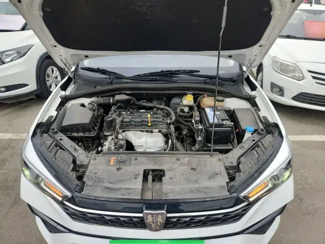 Roewe i5 — Фото автомобиля 15