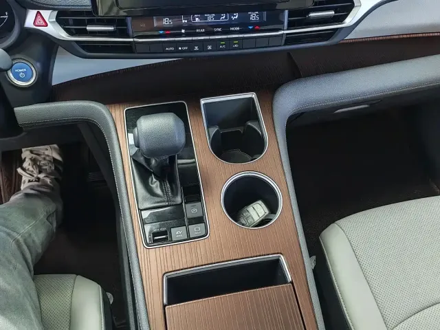 Toyota Sienna — Фото автомобиля 16