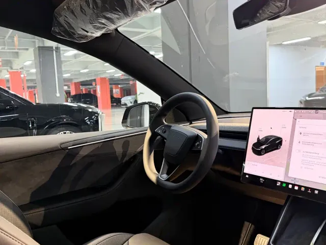 Tesla Model Y L — Фото автомобиля 7