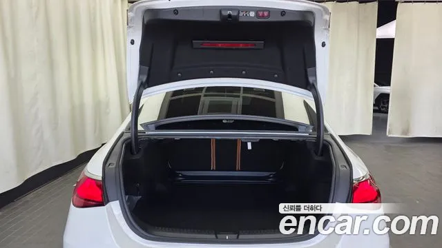 Mercedes-Benz E-Class — Фото автомобиля 20