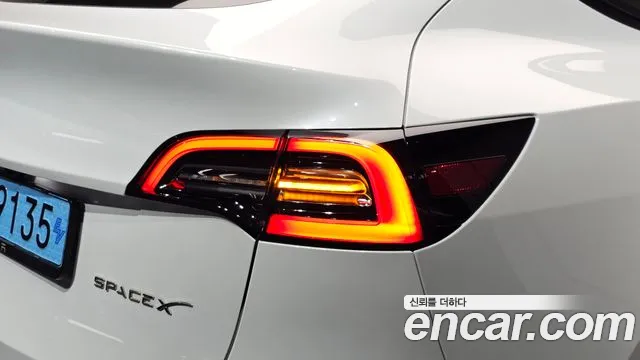 Tesla Model Y — Фото автомобиля 21