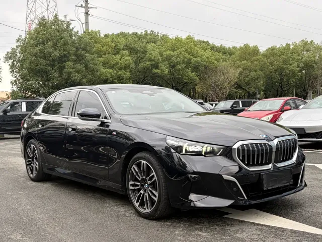 BMW 5 Series — Фото автомобиля 3