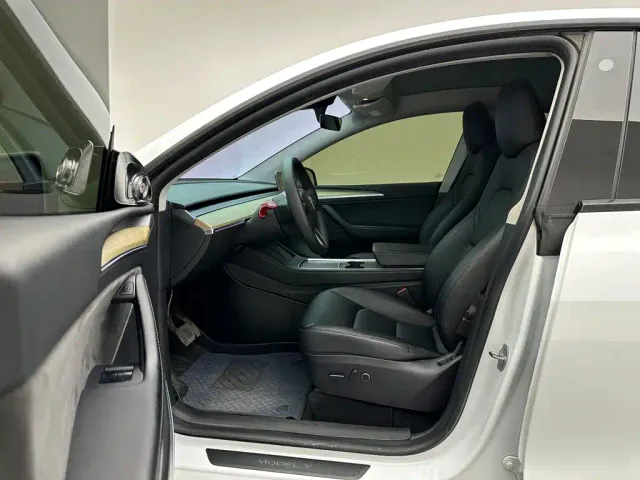 Tesla Model Y — Фото автомобиля 8